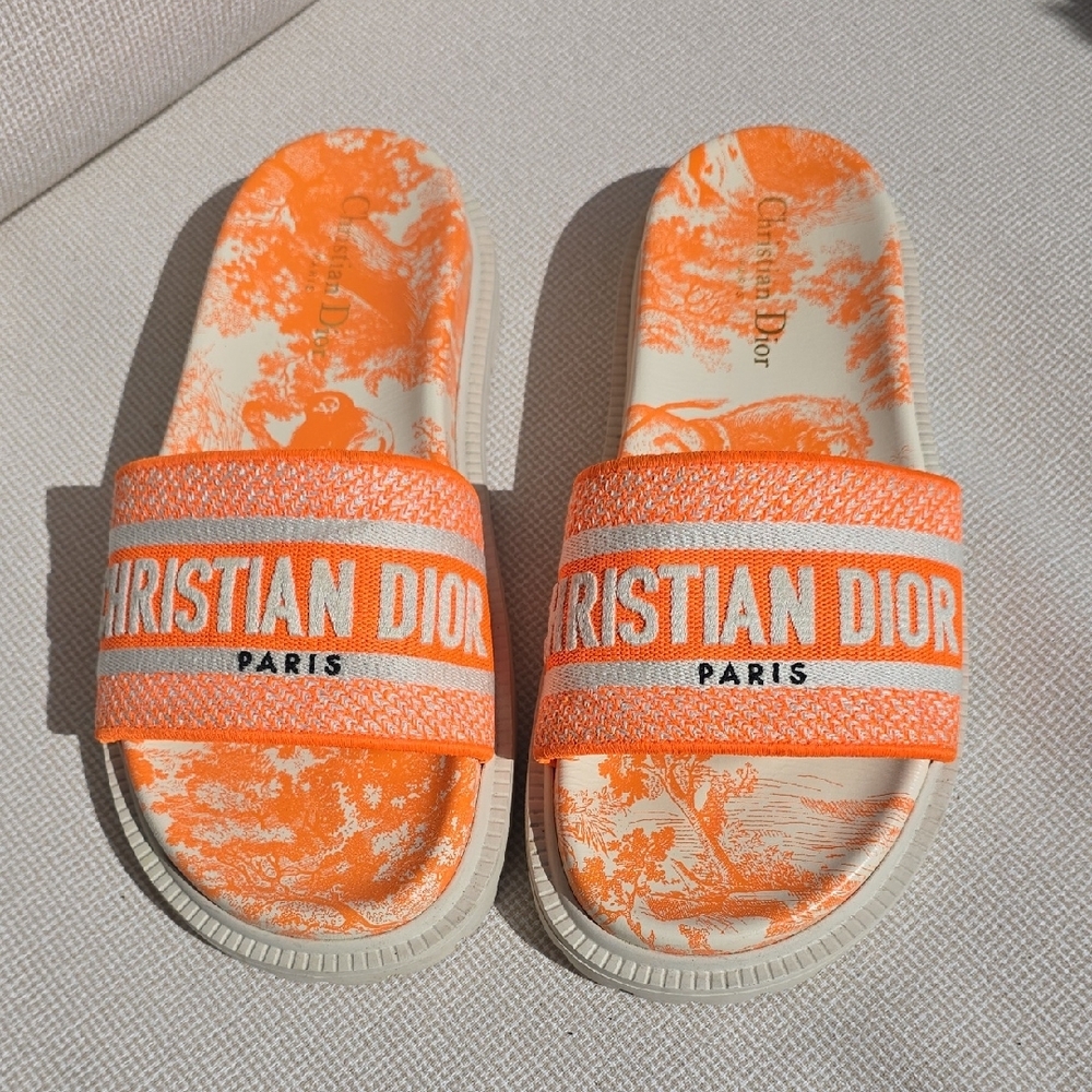 Dior Canvas Printed Slides for a Chic Look - Picture 2 of 9